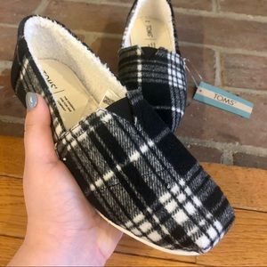 🔲NWT TOMS with Faux Fur Lining